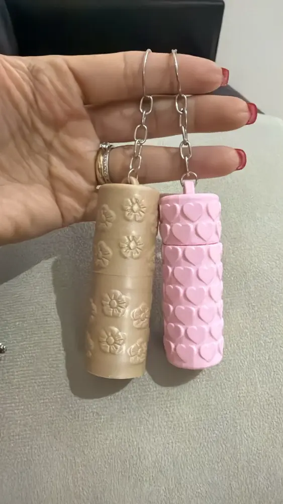 Pote de Batom Labial com Estampa de Coração e Tampa de Rosca