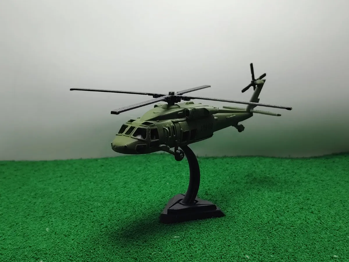 Helicóptero UH-60 com base — foto 1 de 2